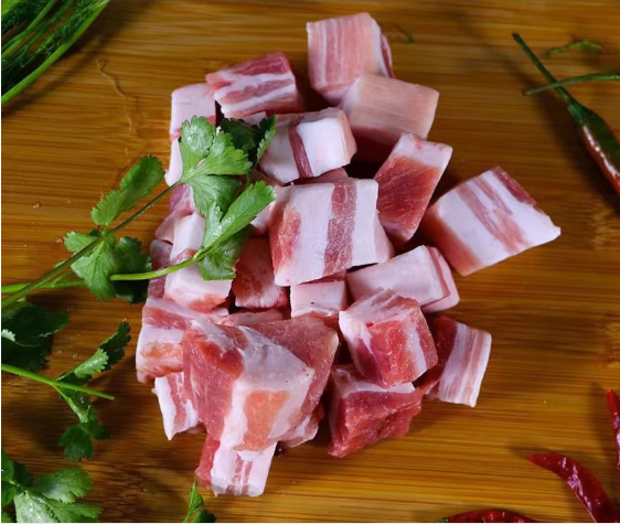 帯皮猪肉1kg 西班牙产 欧美产 每块大小不一样 金额不一样 按照实际重量算钱一块约1300-1800日元 带皮五花肉