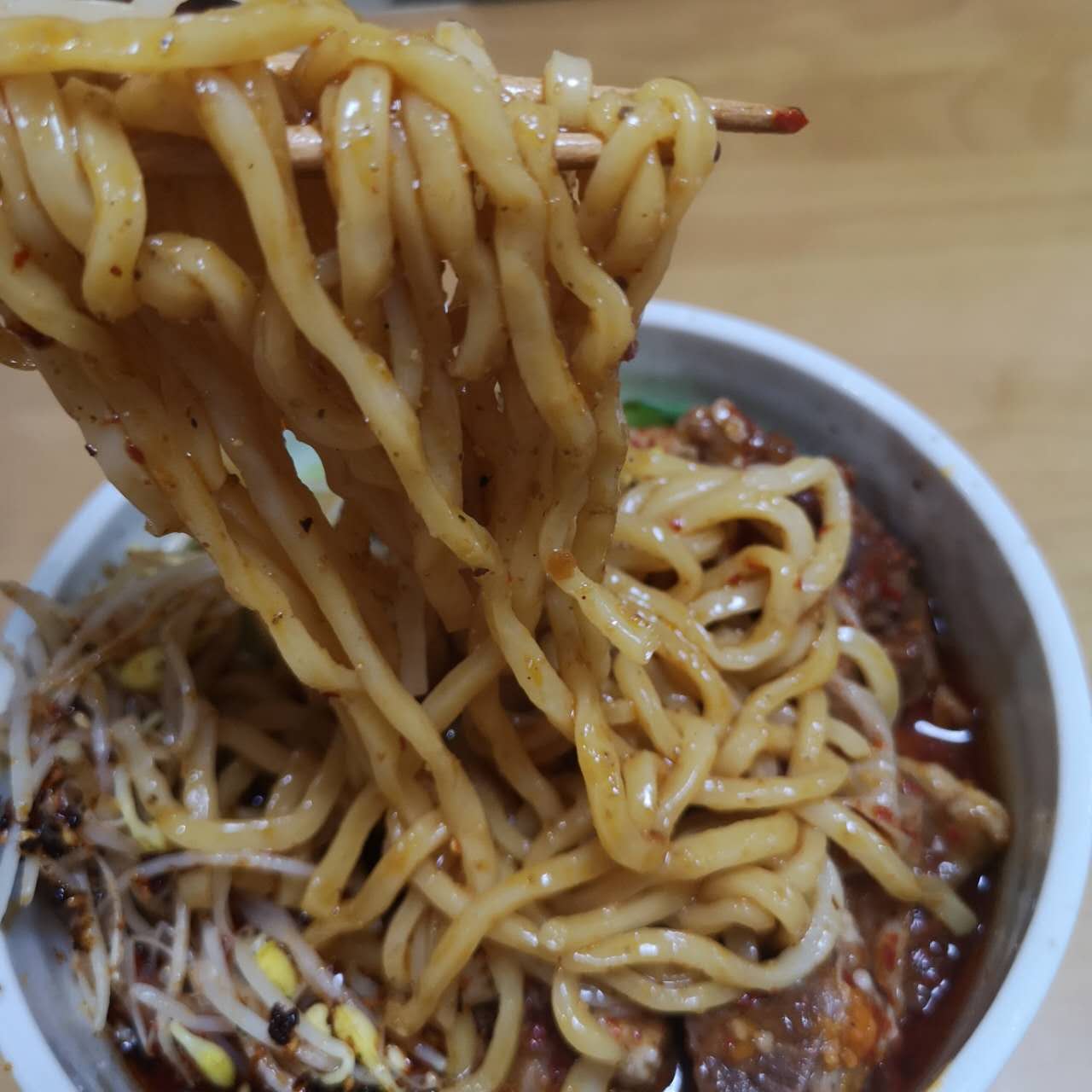 日本国内手工制作亮哥牛肉面 无添加剂 亮哥麻辣牛肉面圆面条 特价998原价1193