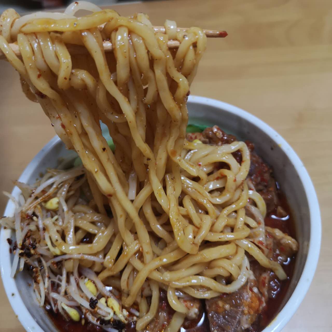 日本国内手工制作亮哥牛肉面 无添加剂 亮哥麻辣牛肉面圆面条 特价998原价1193