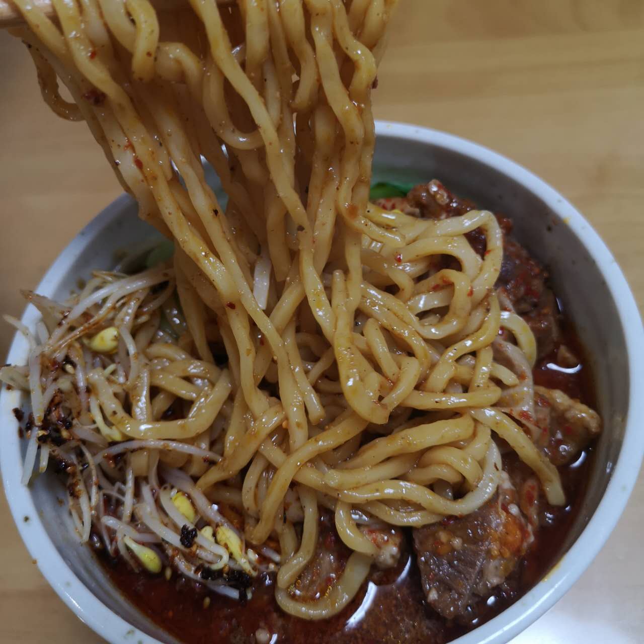 日本国内手工制作亮哥牛肉面 无添加剂 亮哥麻辣牛肉面圆面条 特价998原价1193