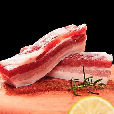 帯皮猪肉1kg 西班牙产 欧美产 每块大小不一样 金额不一样 按照实际重量算钱一块约1300-1800日元 带皮五花肉