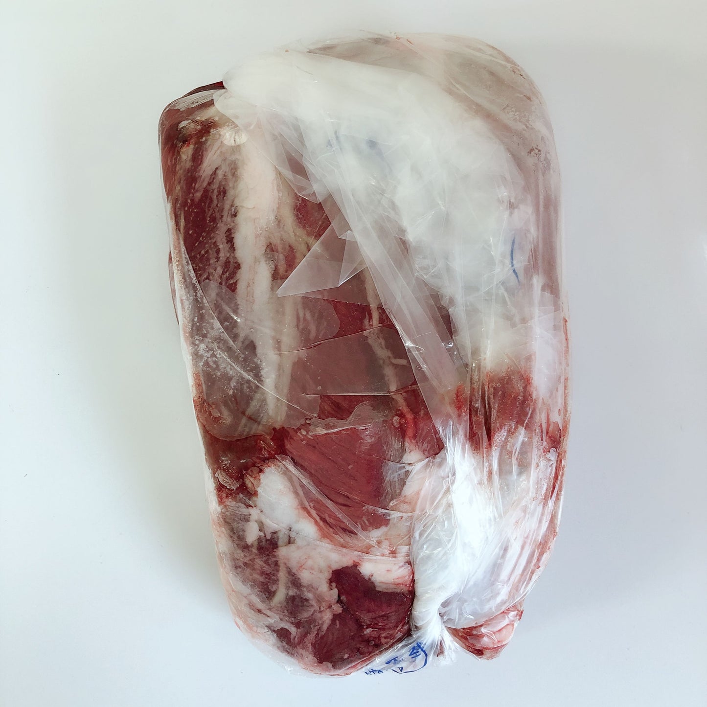 生牛腱肉 1KG 牛筋很多　牛腱子肉每块大小不一样 金额不一样 按照实际重量算钱一般一块1.2-2KG约2500-4500日元不等 摩西哥，波兰産